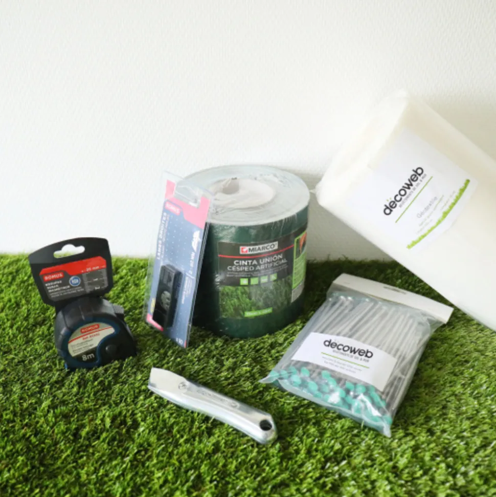 DÉCOWEB - Kit de pose pour gazon synthétique sur sol meuble - 50m² - avec couteau alu et mètre