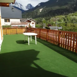 DÉCOWEB - Moquette d'extérieur verte sur plots - imitation gazon synthétique - rouleau de 4m x 28m